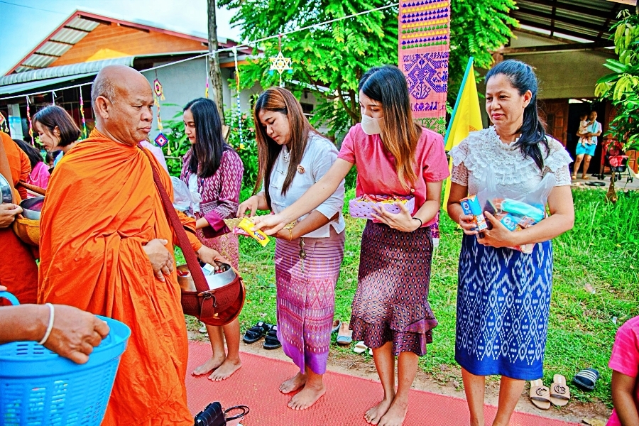 กิจกรรมถนนสายวัฒนธรรม "ตื่นเช้าปูสาด ตักบาตรนมจืด" องค์การบริหารส่วนตำบลนาโพธิ์กลาง อำเภอโขงเจียม จังหวัดอุบลราชธานี